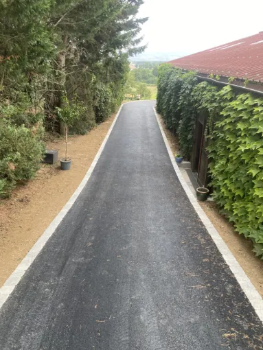 Allée en enrobé encadré de pavé à cuzieu, Saint-Galmier, AUDOUARD Paysagiste