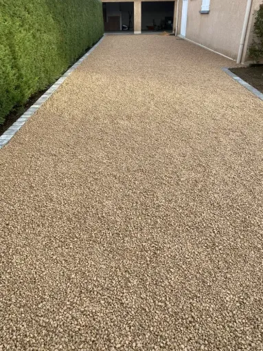 Réalisation d'une cour en gravier coloré avec pavés dans les Vosges, Saint-Galmier, AUDOUARD Paysagiste