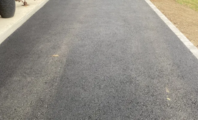 Allée en enrobé encadré de pavé à cuzieu, Saint-Galmier, AUDOUARD Paysagiste