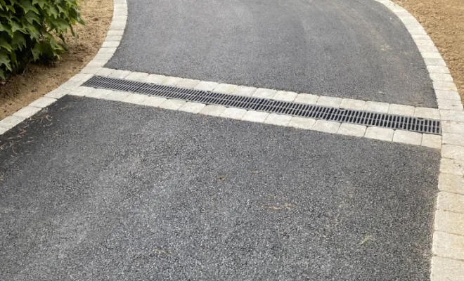 Allée en enrobé encadré de pavé à cuzieu, Saint-Galmier, AUDOUARD Paysagiste