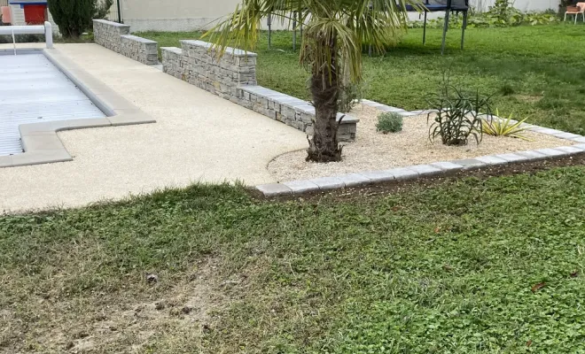 L'entreprise Audouard David réalise un aménagement décoratif avec une murette en pierre, Saint-Galmier, AUDOUARD Paysagiste