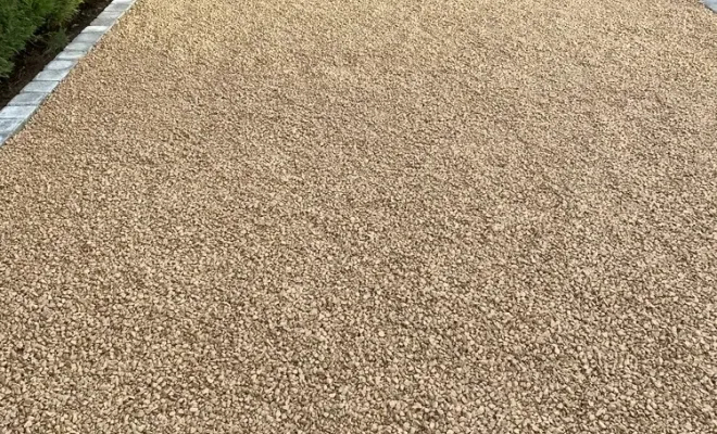 Réalisation d'une cour en gravier coloré avec pavés dans les Vosges, Saint-Galmier, AUDOUARD Paysagiste