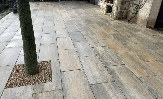 Création d'une terrasse harmonieuse à Saint-Galmier, Saint-Galmier, AUDOUARD Paysagiste