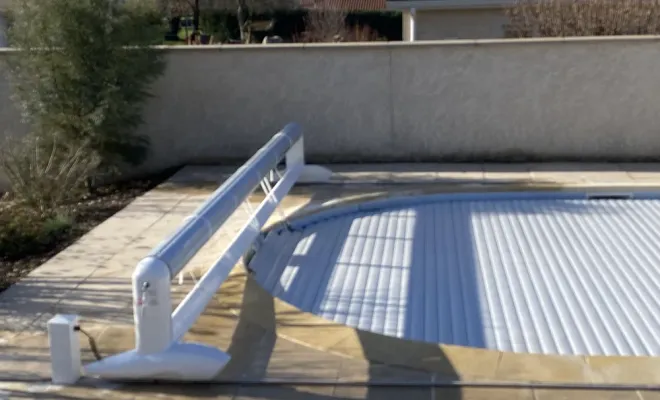 Pose d'un volet de piscine près de Moran-les-Bains, Saint-Galmier, AUDOUARD Paysagiste